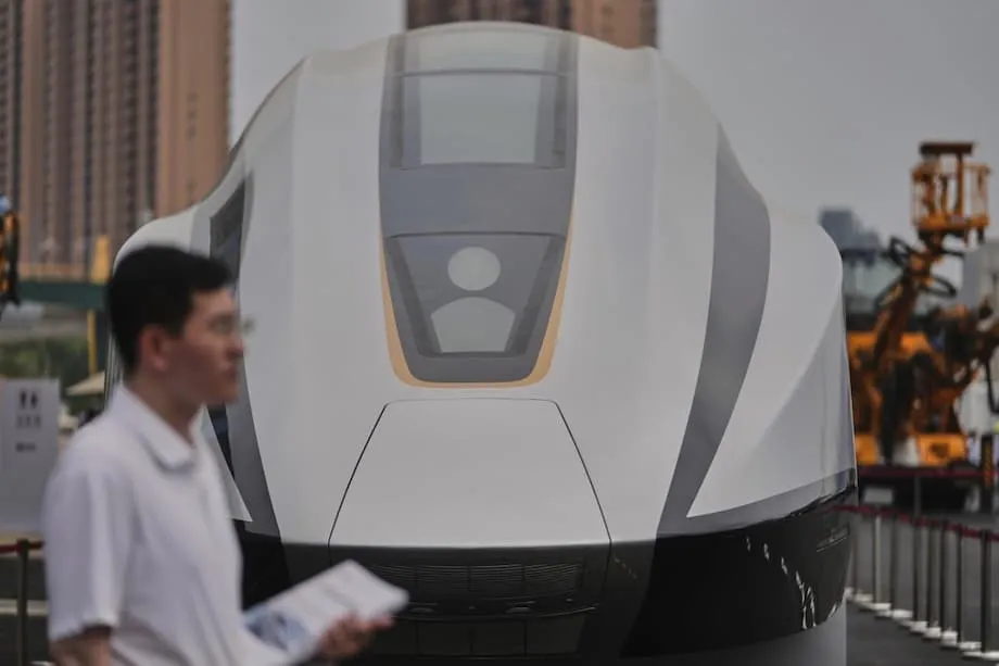 Kereta Api Berkelajuan Tinggi China: Keajaiban Kejuruteraan yang Berdepan Timbunan Hutang