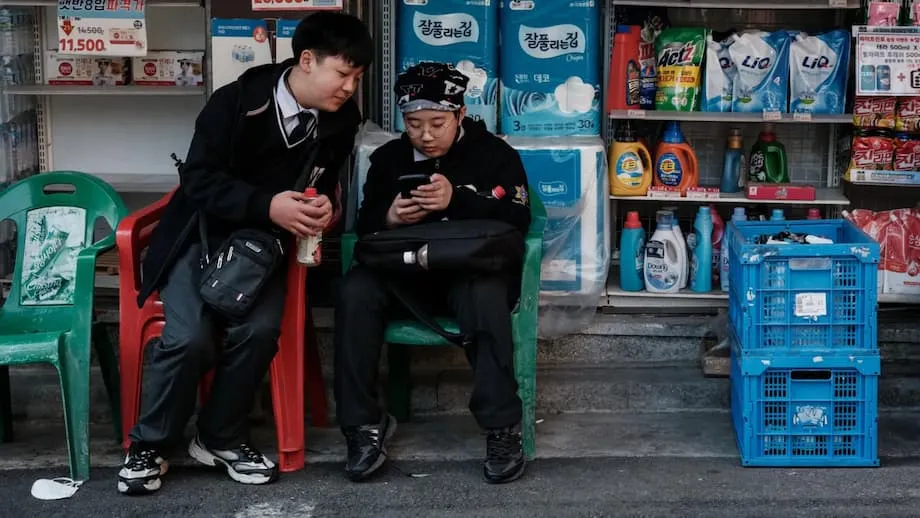 Korea Selatan Luluskan Undang-undang Penting Larang Penggunaan Telefon Bimbit di Sekolah: Kupasan Mendalam tentang Perdebatan, Impak dan Konteks Global