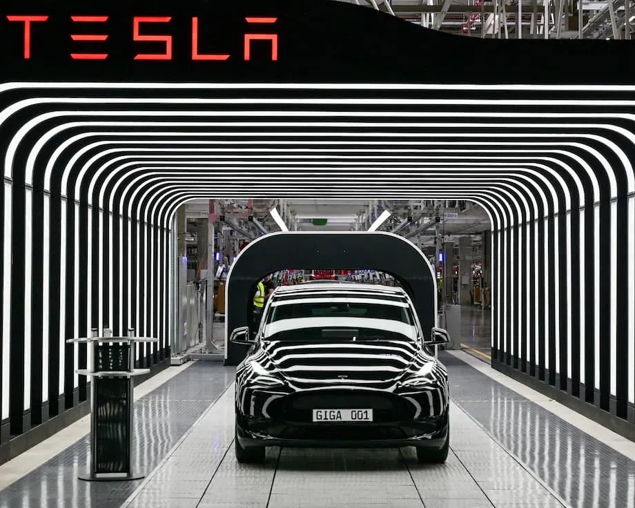 Jualan Tesla Merosot di Eropah Ketika BYD Melonjak: Apakah Punca Pergolakan Pasaran Kereta Elektrik?