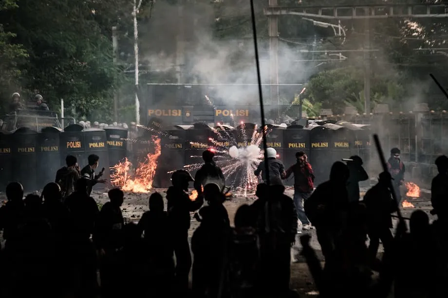 Indonesia Bergolak Selepas Kenderaan Polis Membunuh Penghantar Makanan: Kemarahan, Keganasan dan Tuntutan Pembaharuan
