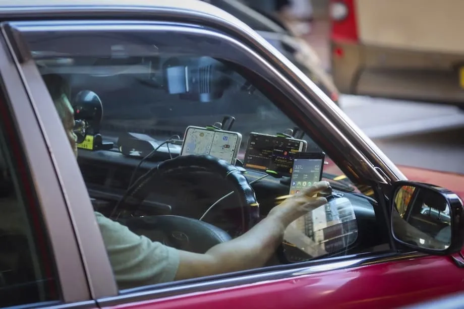 Hong Kong Hadkan Telefon di Papan Pemuka Kenderaan Mulai 2026: Perkara yang Perlu Diketahui Pemandu