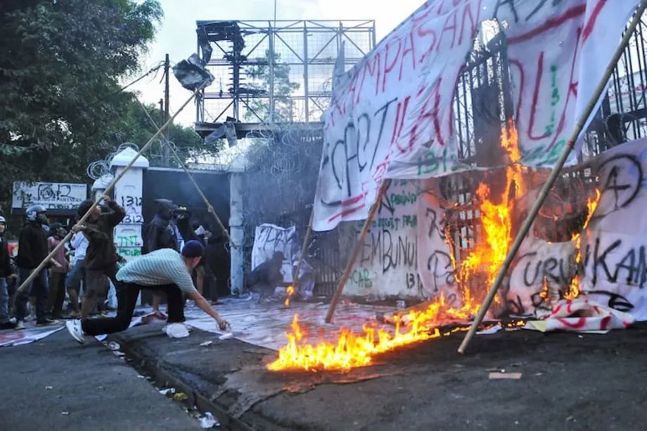 Gas Pemedih Mata di Universiti Bandung Membongkar Kemarahan Lebih Mendalam terhadap Ketidaksamaan dan Kepolisan