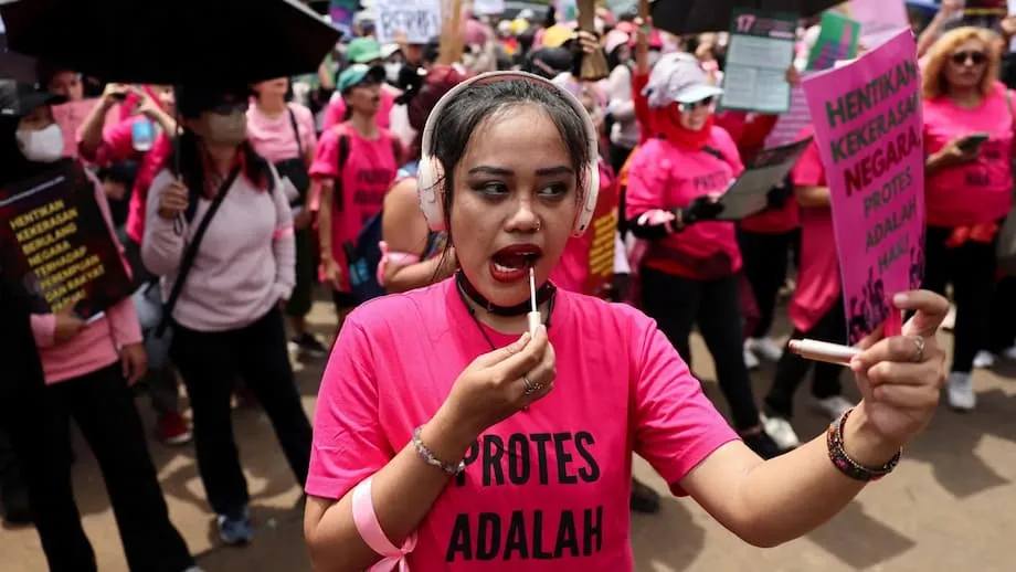 Merah Jambu Berani, Hijau Wira: Wanita Indonesia Pimpin Bantahan di Seluruh Negara Terhadap Keganasan Polis dan Keistimewaan Politik