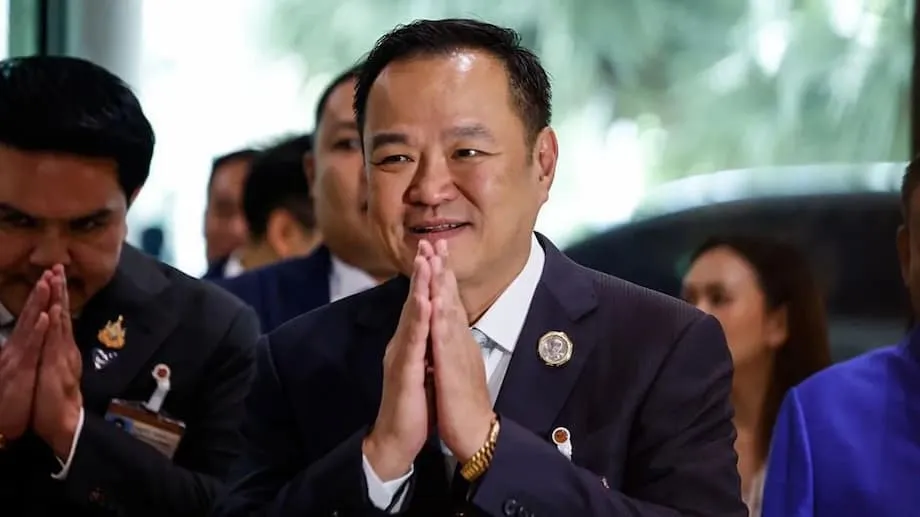 Anutin Charnvirakul menjadi Perdana Menteri Thailand ketika negara dilanda pergolakan dan pilihan raya semakin hampir