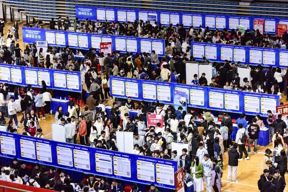 Pengangguran belia China mencecah paras tertinggi dalam dua tahun ketika jumlah graduan rekod berdepan peluang pekerjaan yang lemah