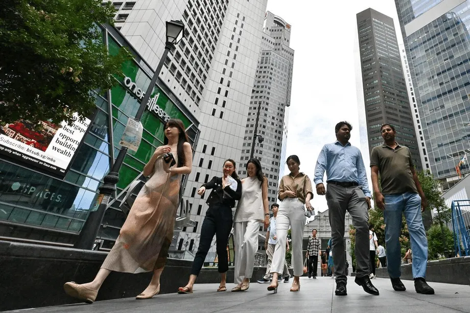 Bagaimana Singapura dapat melindungi pekerjaan peringkat pertengahan apabila AI mengubah landskap kerja