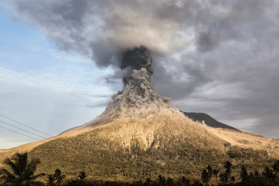 Indonesia Naikkan Tahap Amaran Selepas Gunung Lewotobi Laki-Laki Meletus