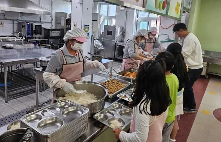 Makan Tengah Hari Sekolah Korea yang Tular dan Wanita yang Menanggung Harganya