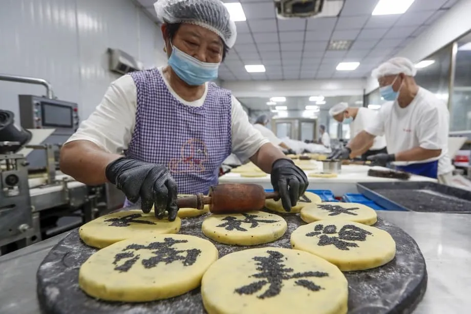 Jualan kuih bulan merosot apabila langkah berjimat menjejaskan tradisi Pesta Pertengahan Musim Luruh di China