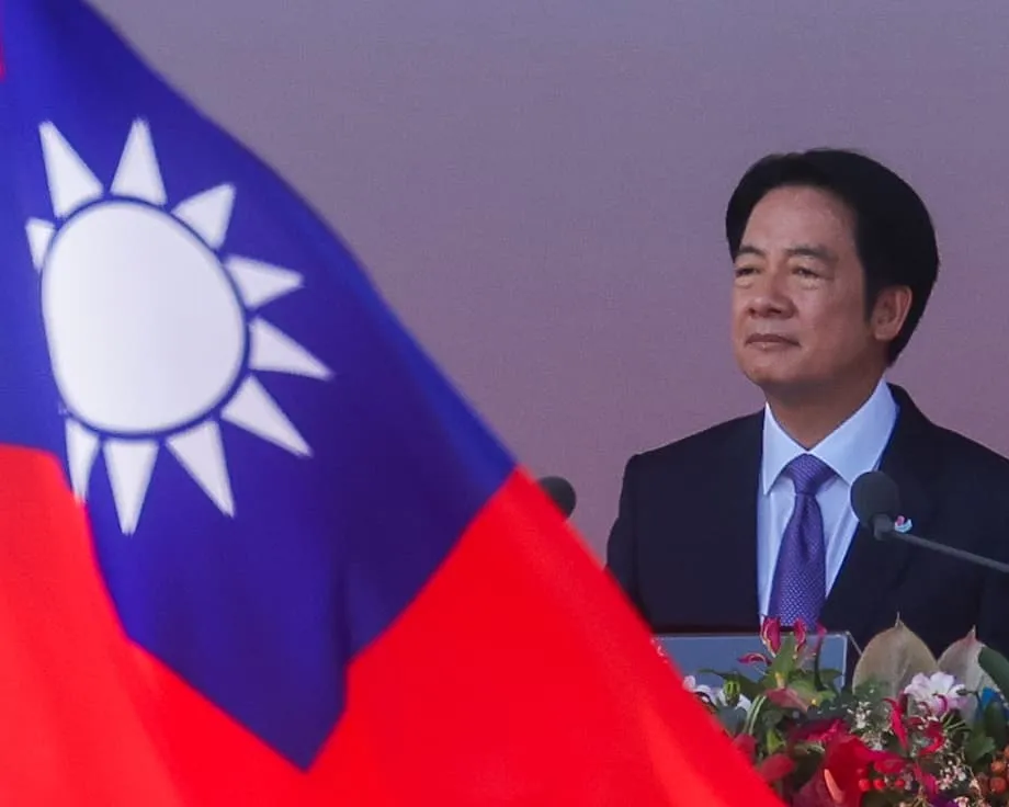 China tawar ganjaran bagi pegawai operasi psikologi Taiwan yang didakwa, ketika Taipei memperkukuh pertahanan