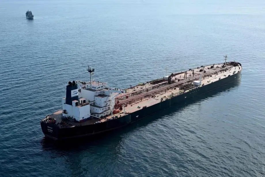LNG Rusia yang Dikenakan Sekatan Dipindahkan di Perairan Malaysia oleh Kapal Gelap