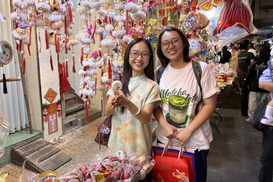 Pelajaran Livestream dan Dialek yang Terancam Pupus: Cara Generasi Z Vietnam Berketurunan Cina Merangkul Kembali Identiti Dalam Talian