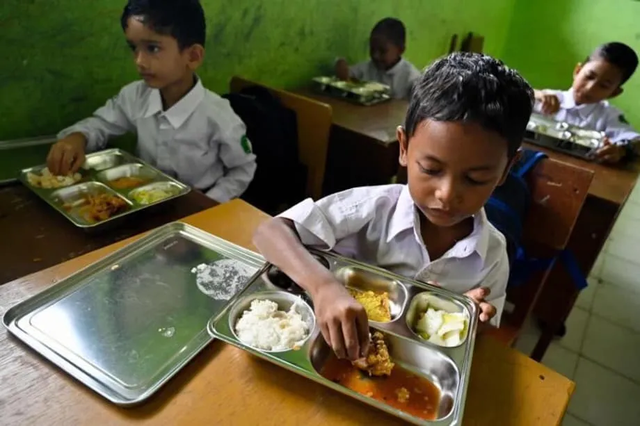 Ratusan Jatuh Sakit di Indonesia Selepas Menikmati Makanan Sekolah Percuma