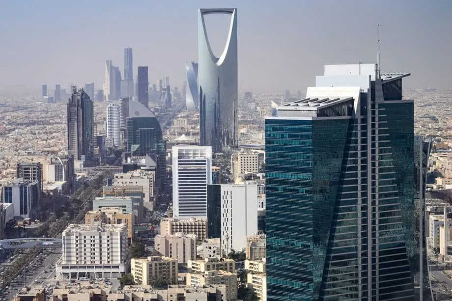 Gaji lumayan menarik warga Hong Kong ke Arab Saudi, sementara kejutan budaya menguji pendatang baharu
