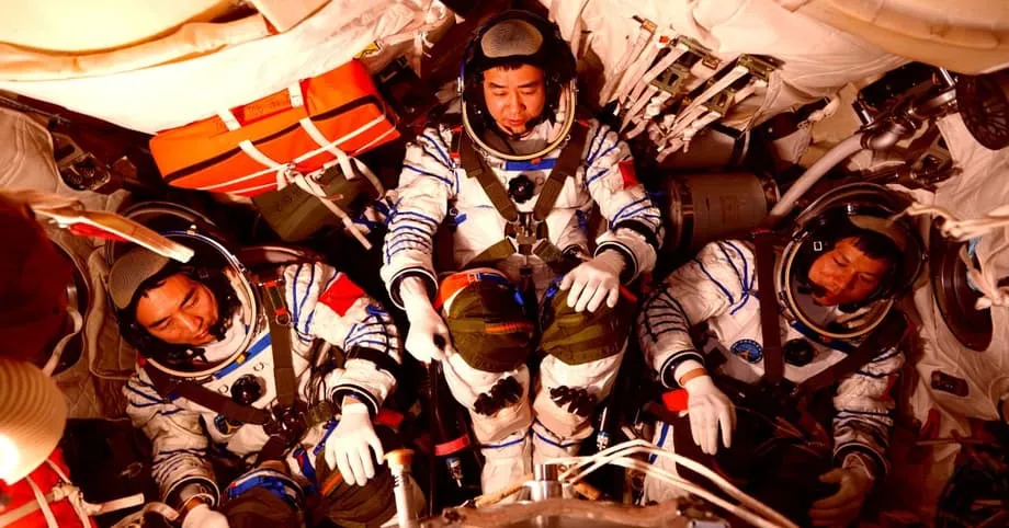 Tingkap Shenzhou 20 retak, memaksa pertukaran kapal angkasa dan menonjolkan risiko serpihan orbit