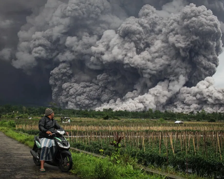 Gunung Semeru Meletus di Jawa Timur, Amaran Tertinggi Dikeluarkan dan Pemindahan Sedang Dilaksanakan