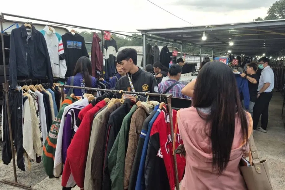 Cuaca Sejuk Mendorong Penduduk Buriram Membeli Pakaian Musim Sejuk Terpakai