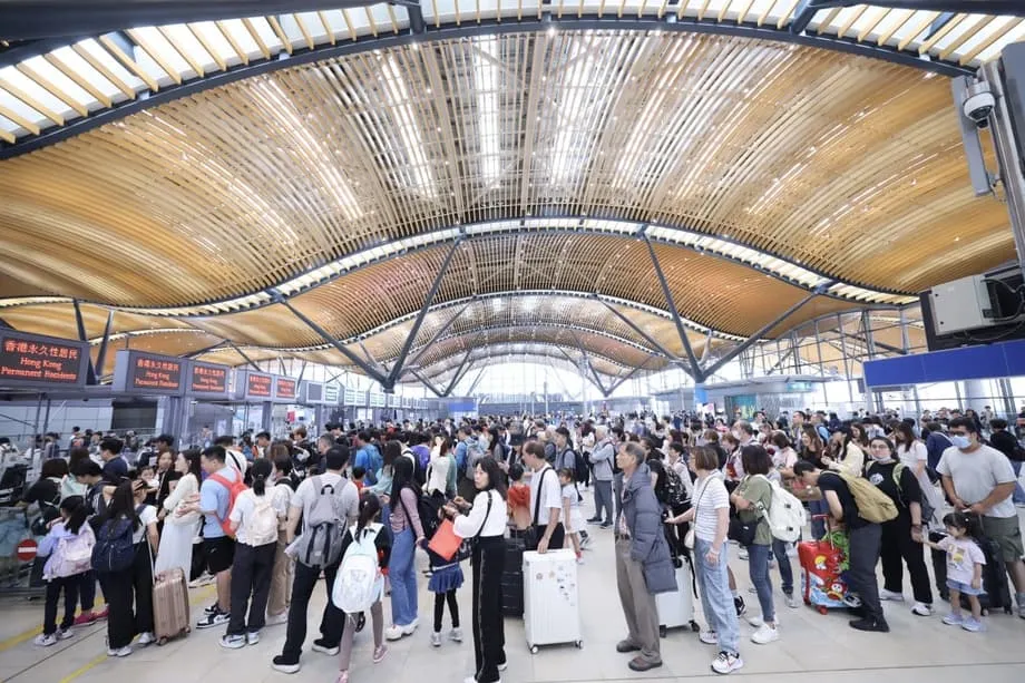 Lorong ekspres pengecaman wajah diperluas untuk penduduk Hong Kong, sementara profesional tanah besar mendapat akses lebih lama ke bandar itu