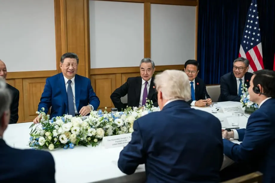Foto APEC yang Bersahaja Memaparkan Xi Jinping Tersenyum, Menyingkap Jurang antara Pentas Global dengan Imej Dalam Negara