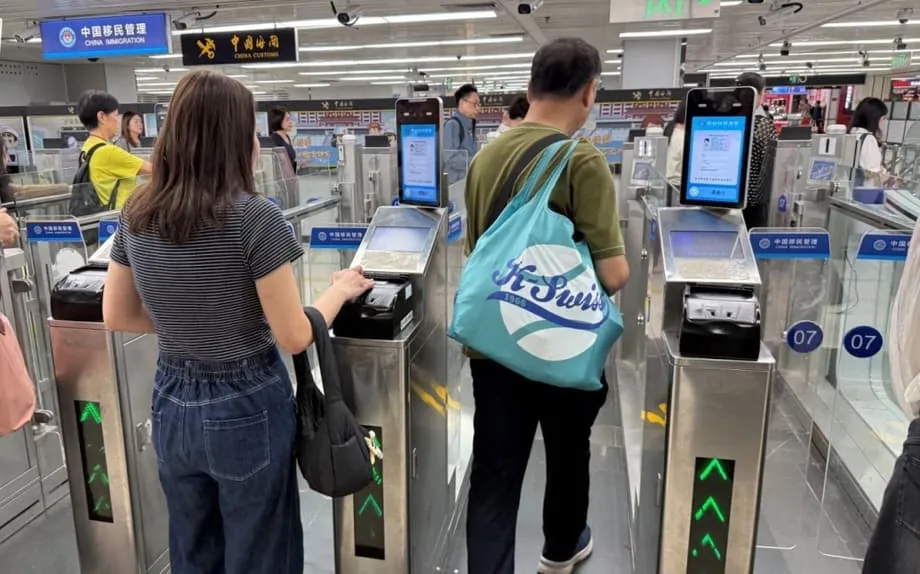 Pengembara Hong Kong menerima penggunaan lorong pengecaman wajah ketika tanah besar memperluas akses