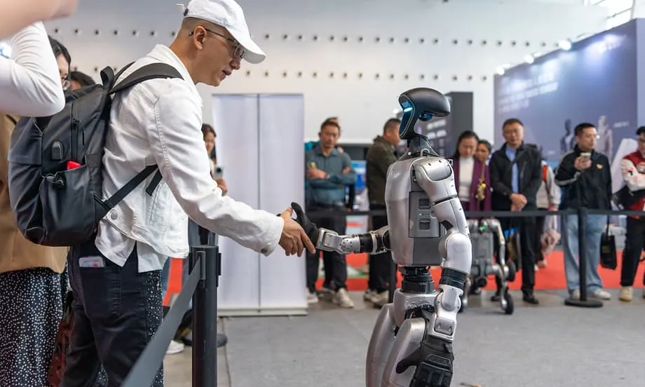 Robot Humanoid China Mencuri Perhatian Dunia dengan Akrobatik Konsert dan Kemahiran Tempur