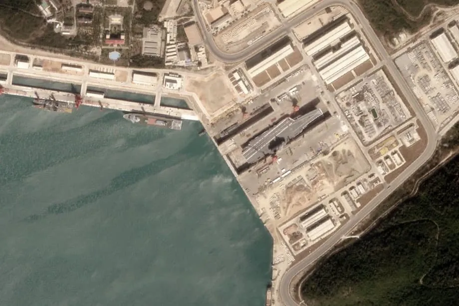 Kapal Pengangkut Pesawat Shandong China Memasuki Dok Kering Baharu, Menandakan Pencapaian Besar Logistik Tentera Laut