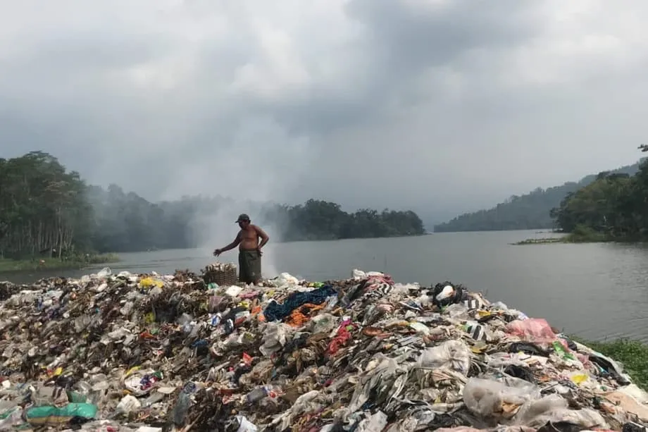 Projek Perintis Sasar Krisis Pembakaran Sampah Isi Rumah di Indonesia Ketika Perdebatan Nasional Mengenai Penyelesaian Semakin Hangat
