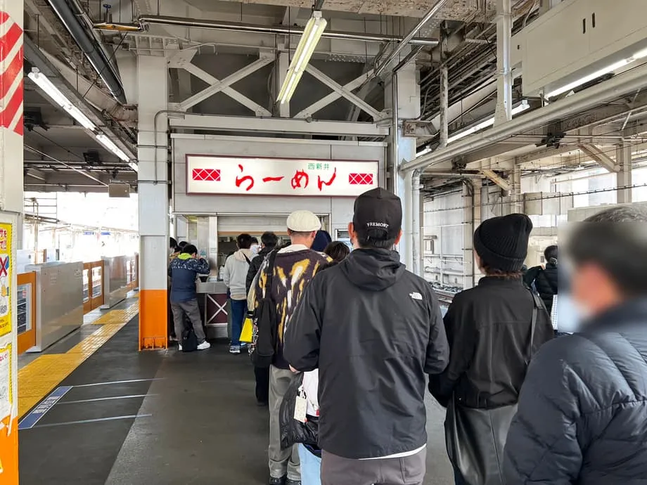 Panggilan Terakhir untuk Ramen di Platform: Menelusuri Budaya Makan Era Showa Tokyo yang Semakin Pupus