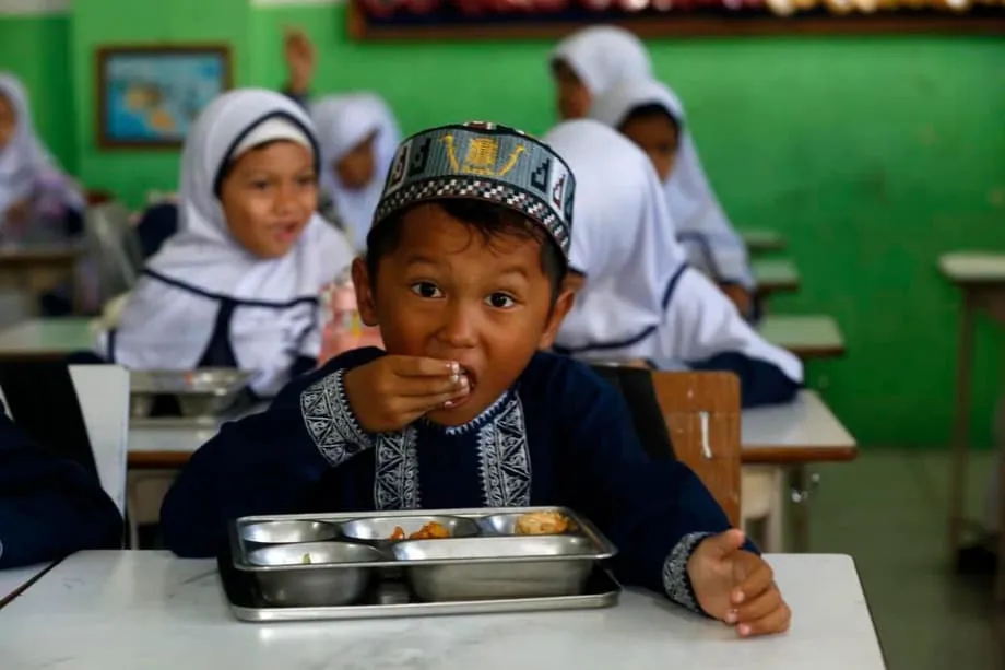 Skandal Ikan Keli Mentah Memaksa Indonesia Menggantung Operasi Lebih 2,200 Dapur Program Makanan Sekolah di Seluruh Negara
