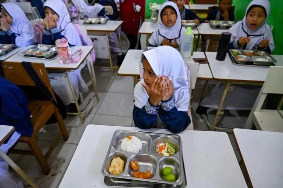 Indonesia Mengurangkan Program Makanan Percuma bagi Menghadapi Kejutan Minyak dari Timur Tengah