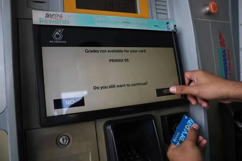 Larangan Kad Asing di Pam Minyak Malaysia Sasar Subsidi RON95, Namun RON97 Masih Boleh Dibeli