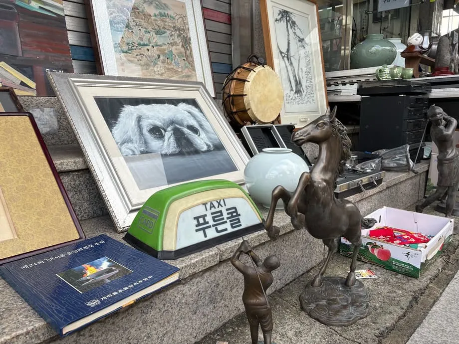 Pasar Jalanan Ahad Seoul: Pemburuan Harta Karun Merentasi Jalan Sepanjang Tiga Setengah Batu yang Penuh Kekacauan dan Sejarah