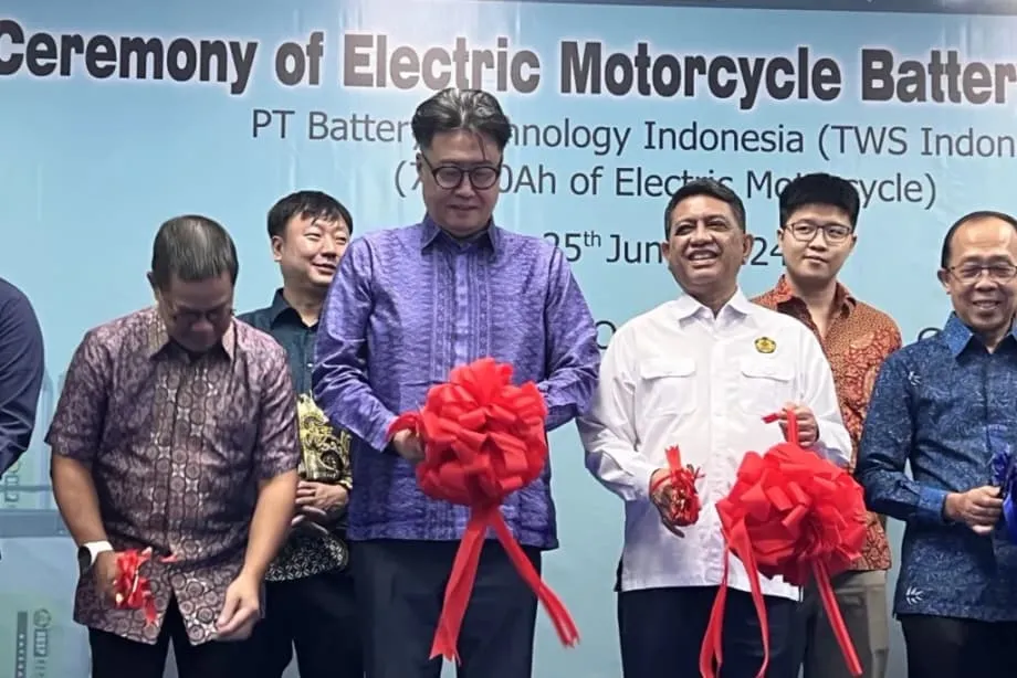 Indonesia Membuka Pabrik Baterai Motor Listrik Pertama - autoini