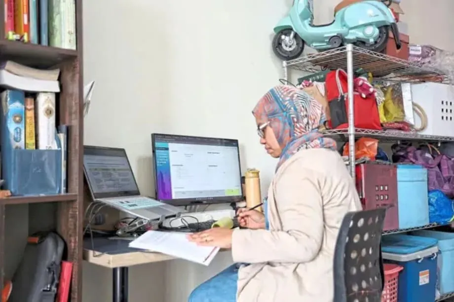 Daftar Masuk Setiap Jam Cetus Kebimbangan dalam Kalangan Penjawat Awam Malaysia yang Bekerja dari Jauh