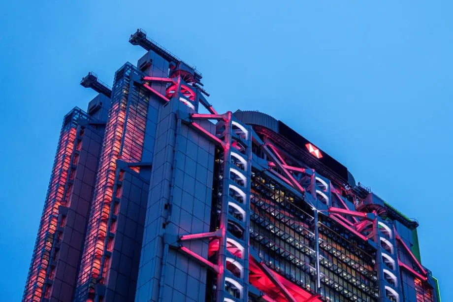 HSBC Pertimbang Hentikan Elaun Yuran Sekolah Lumayan untuk Jurubank Hong Kong dalam Usaha Mengurangkan Kos