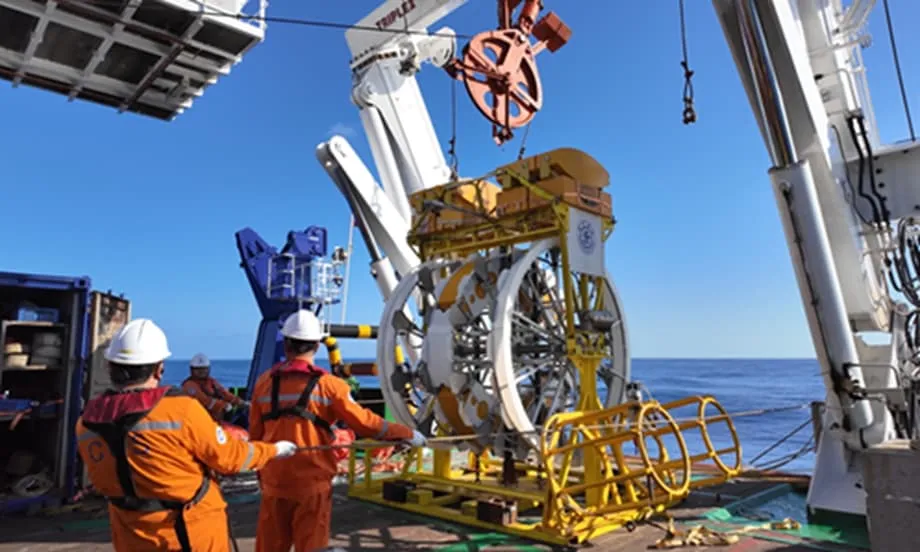 Perkakasan Teleskop Neutrino TRIDENT China Lulus Ujian Penting di Laut Dalam