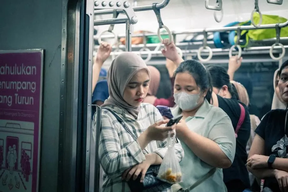 Krisis Hutang Belia Indonesia: Bagaimana Budaya Beli Sekarang, Bayar Kemudian Memerangkap Satu Generasi