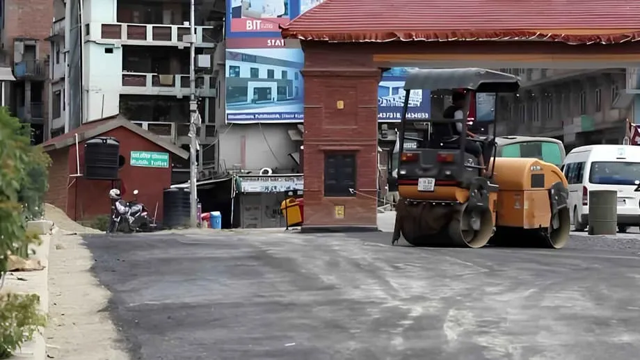 Nepal Menguji Jalan Plastik dalam Usaha Menangani Sisa dan Lubang Jalan
