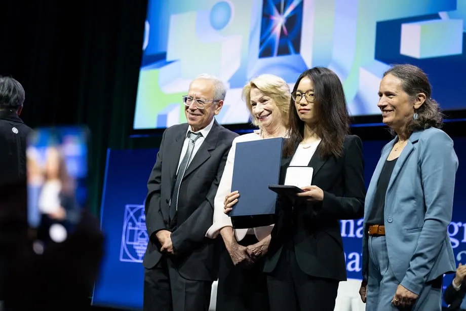 Ahli Matematik China Wang Hong dan Deng Yu Memenangi Pingat Fields 2026