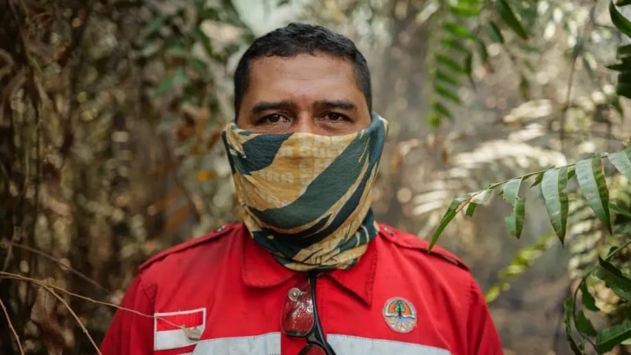 Sukarelawan Memerangi Kebakaran Tanah Gambut di Indonesia apabila Simpanan Karbon Purba Bertukar Menjadi Jerebu Beracun