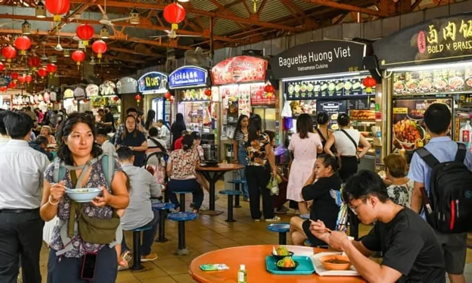 Industri makanan Singapura berdepan perubahan besar apabila 2,431 premis ditutup pada 2025