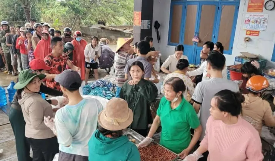 Dapur Sukarelawan Menyediakan Makanan kepada Ribuan Mangsa Banjir di Vietnam Tengah