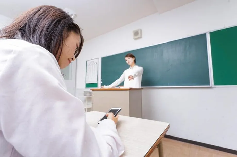 Larangan Telefon di Bilik Darjah Seluruh Korea Berdepan Kekalutan Pelaksanaan apabila Sekolah Berbeza Pendapat tentang Peraturan