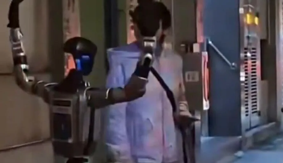 Robot Humanoid Cetuskan Panik di Macau: Wanita Warga Emas Dimasukkan ke Hospital dalam Pertembungan Jalanan Pertama antara Manusia dengan Mesin