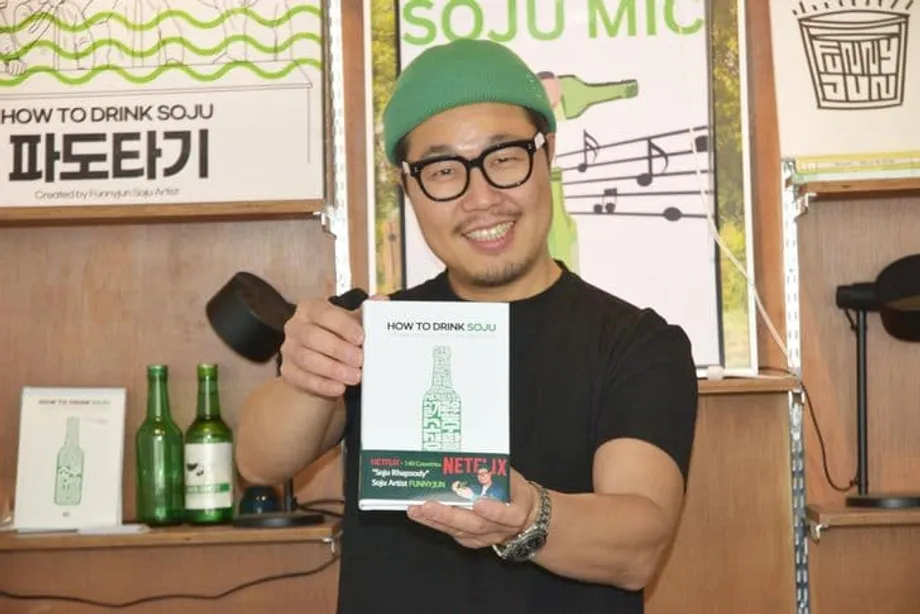 Seniman Soju Funnyjun Perkenalkan Adab Minum Korea kepada Pembaca Global