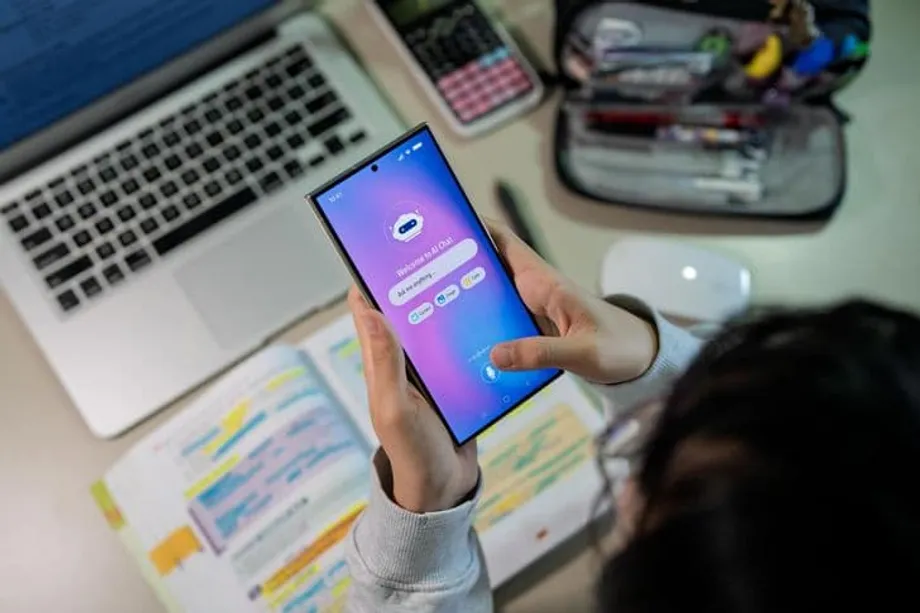 Pelajar Sekolah Menengah Seoul Luangkan Purata 10.8 Jam Seminggu di YouTube di Tengah Tekanan Akademik yang Tinggi