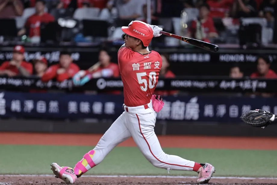Zeng Sheng-an's Three-Run Homer Gives Dragons 2-0 Taiwan Series Lead