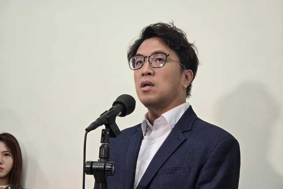 Shen Leads Chiang by Four Points in Taipei Poll as Rival Survey Reverses the Race
