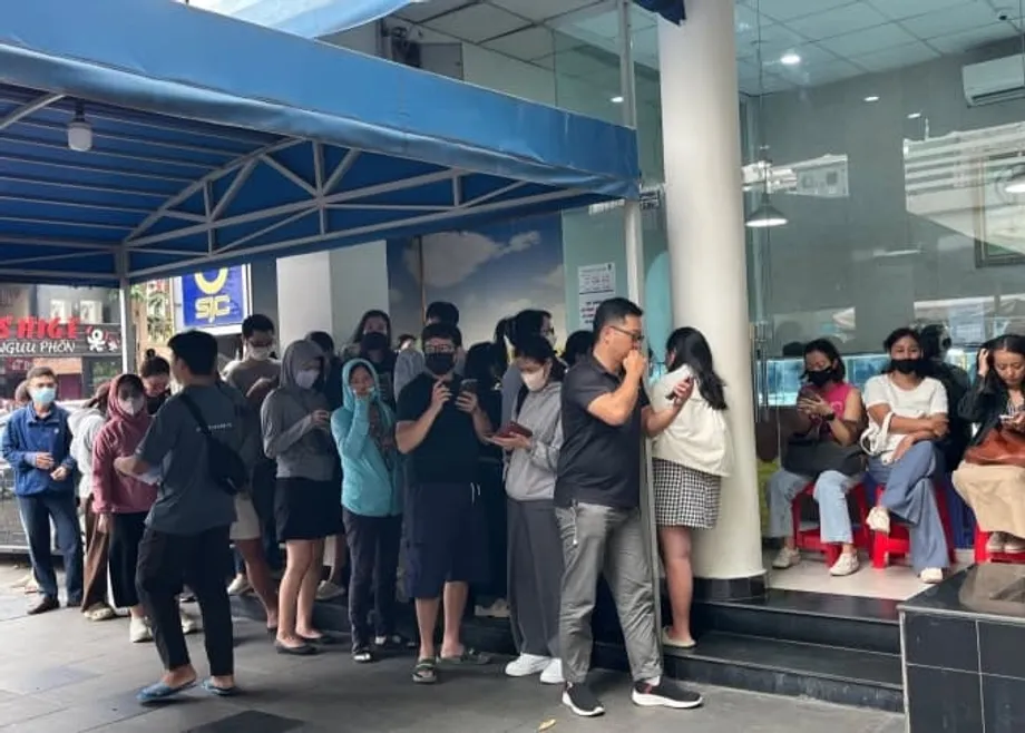 Barisan Beratur, Harga Rekod dan Rak Kosong Ketika Vietnam Menamatkan Monopoli Emas